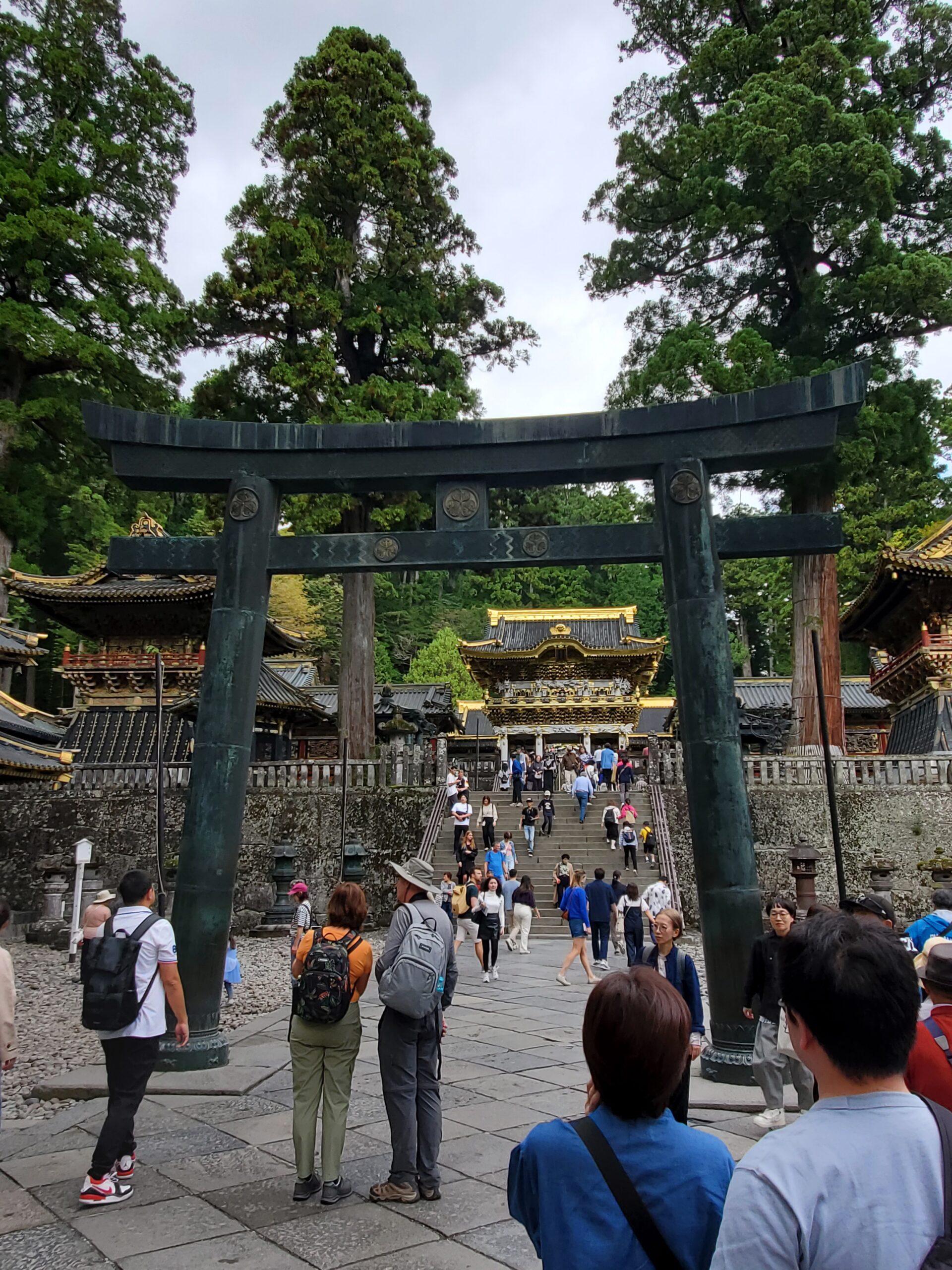 鳥居越しに見える、日光東照宮の陽明門